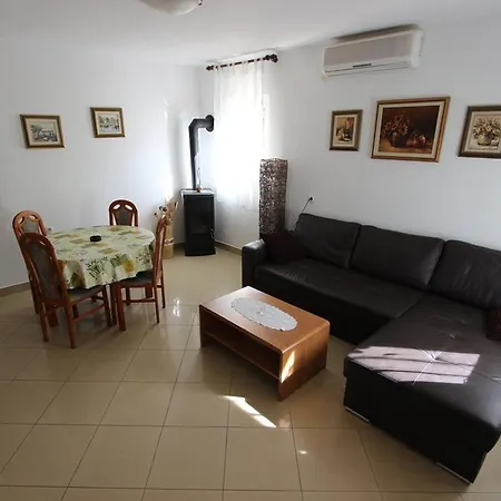 Sara * Rogoznica (Sibenik-Knin)